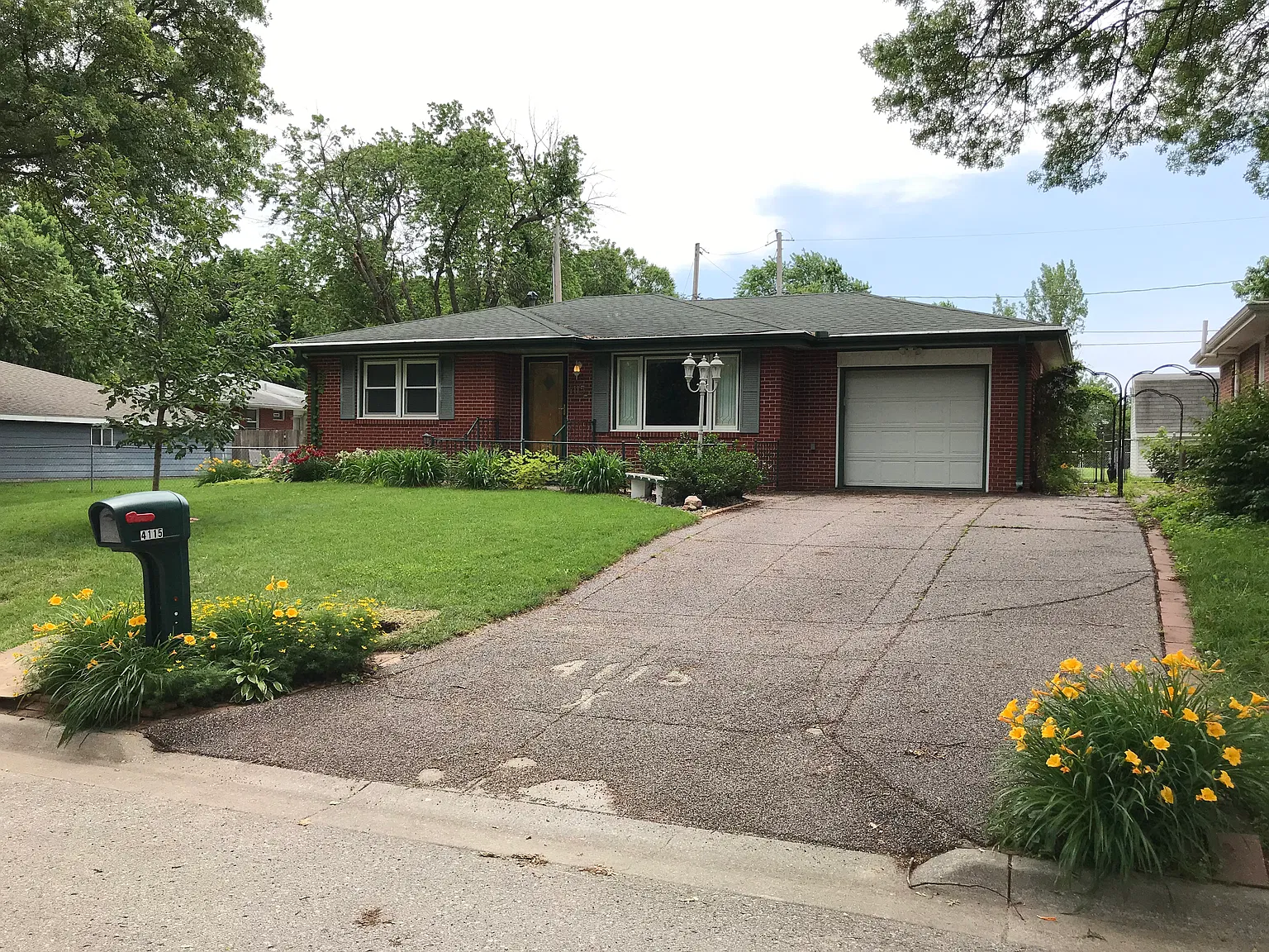 2 bed, 921 sqft, $1,600 — Photo 1