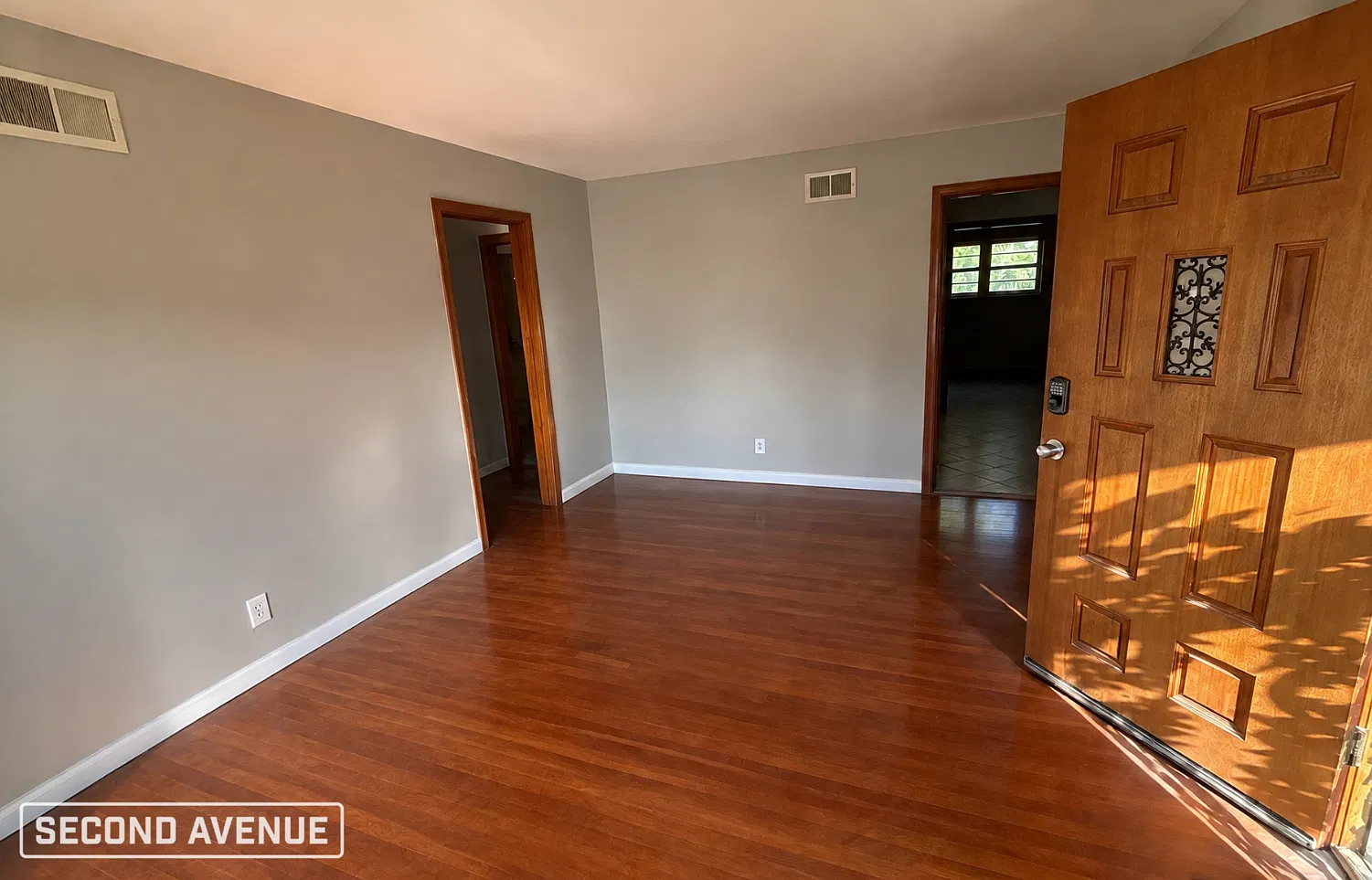 4 bed, 1.5 bath, 1900 sqft, $1,149 — Photo 2