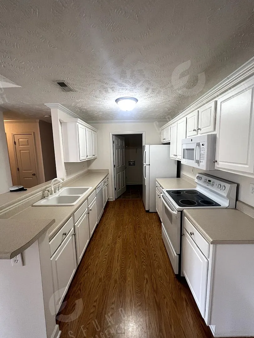 2Bdrm 2Bath in Gated Community — Photo 3