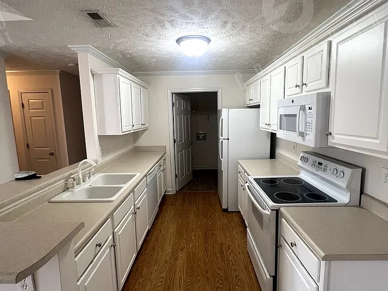 1811 Balmoral Dr #202 — Photo 3