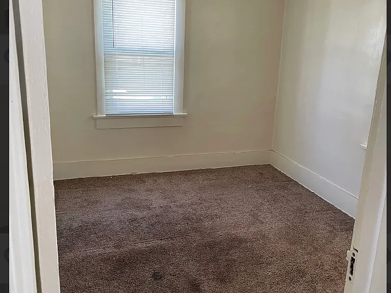 1729 N Woodford St — Photo 4
