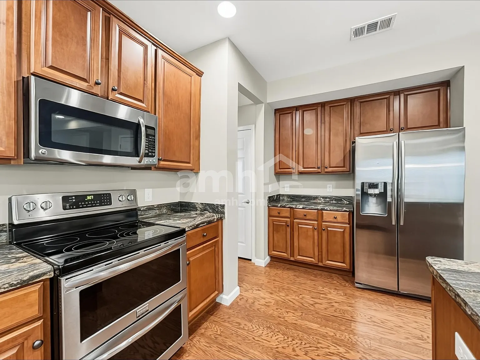 4 bed, 2.5 bath, 3061 sqft, $3,025 — Photo 3