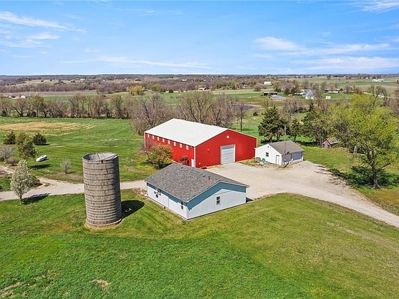 3rd image of 21881 Tonganoxie Dr