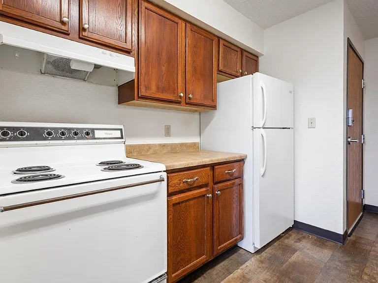 Huron Apartments — Photo 6