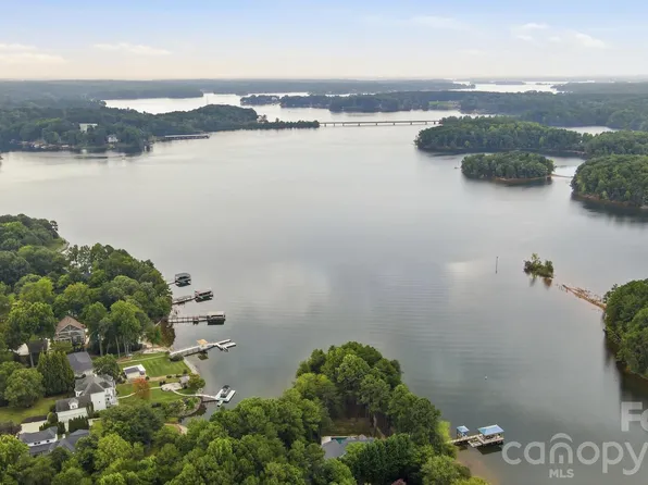 9265 Belle Pines Ct, Sherrills Ford, NC 28673