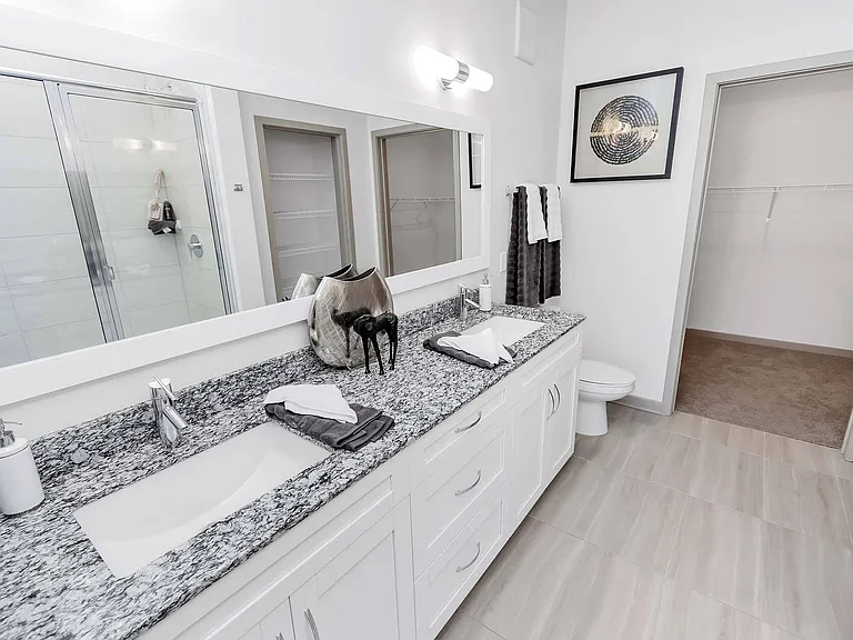 AVLI AT CROSSTOWN CENTER APARTMENTS — Photo 6
