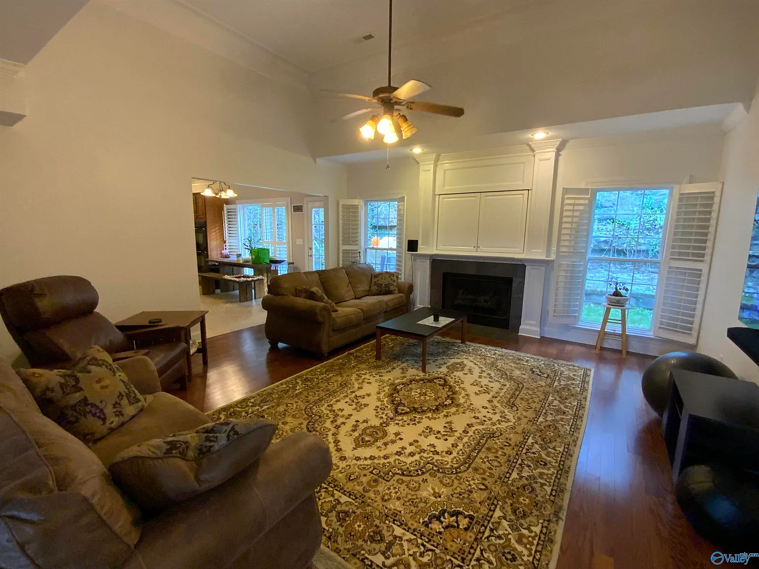 4 bed, 3.5 bath, 2730 sqft, $2,700 — Photo 2