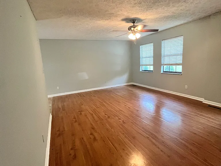 211 Hayter Dr — Photo 36