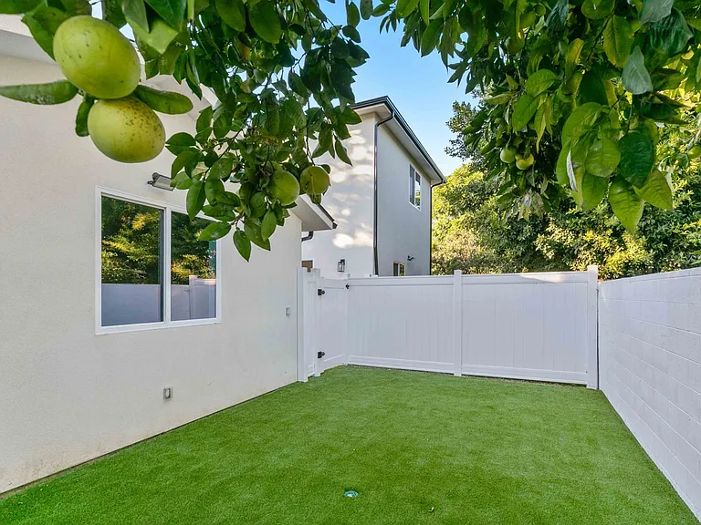 6844 Cedros Ave — Photo 14