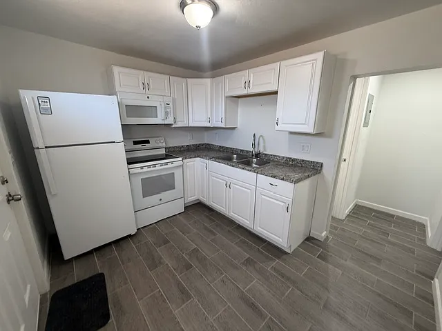 4757 S 7th Ave #3 — Photo 4