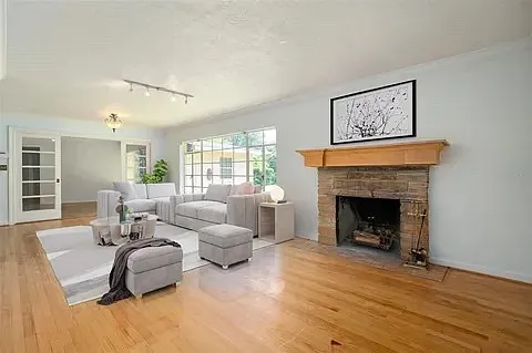 3 bed, 2023 sqft, $3,200 — Photo 2