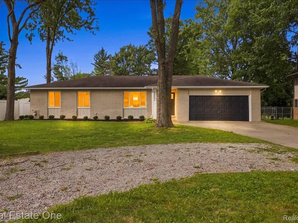 48064 Meadow Ln, Chesterfield, MI 48051