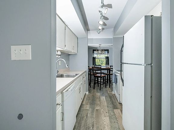 2nd image of 1821 Valley Dr #B2