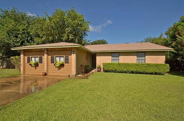 Excellent single story home in Sequoyah of Buda.