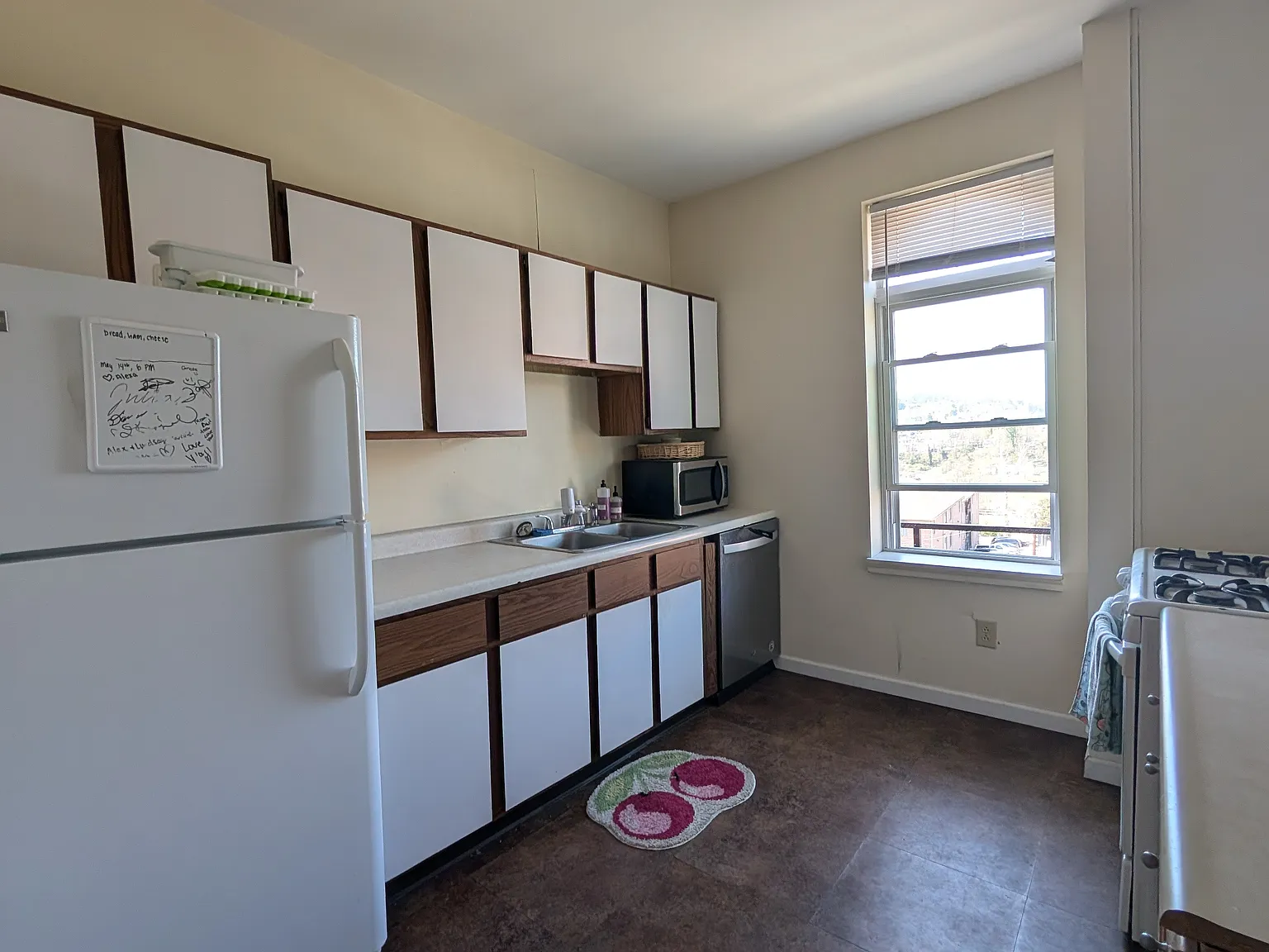 4 bed, 1350 sqft, $1,650 — Photo 2