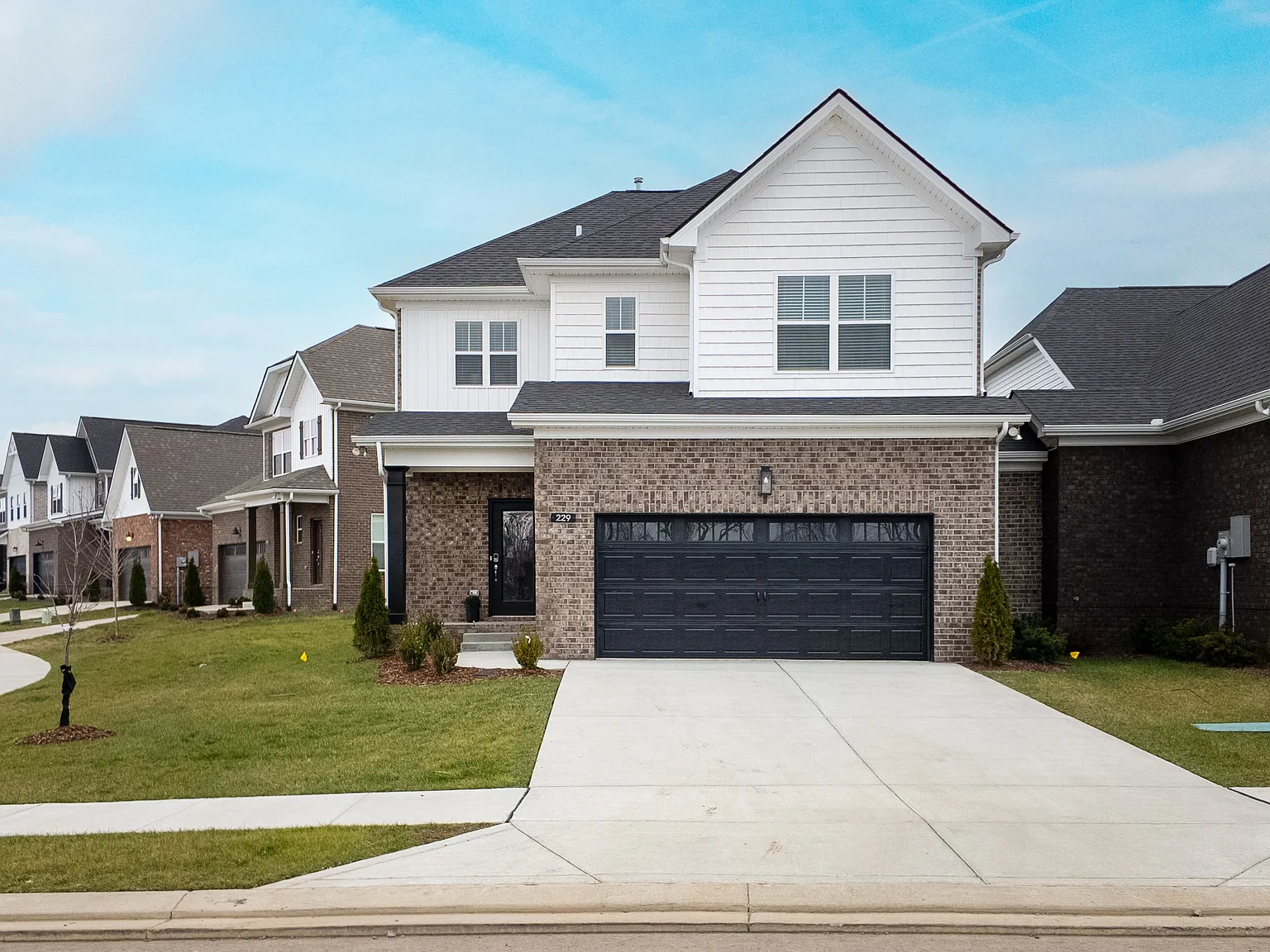 4 bed, $5,555 — Photo 2