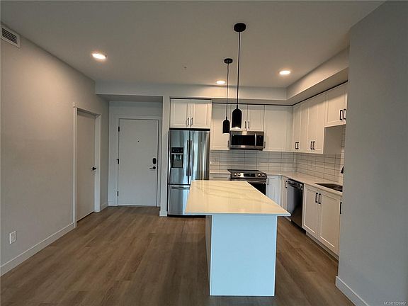 5th image of 2461 Gateway Rd #301