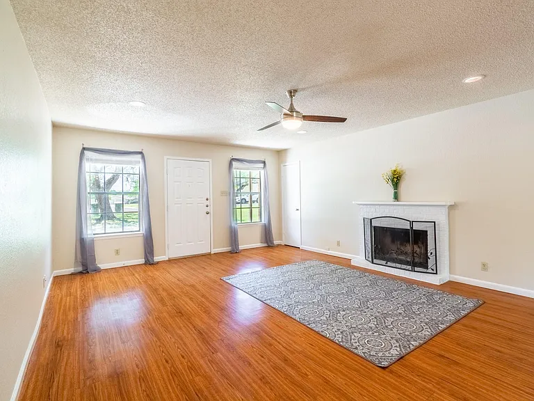 601 Algerita Dr #B — Photo 2