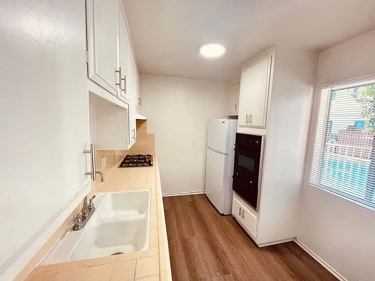 4403 Mammoth Ave — Photo 8