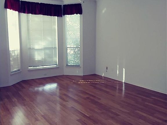 4th image of 1102 Wildflower Ln