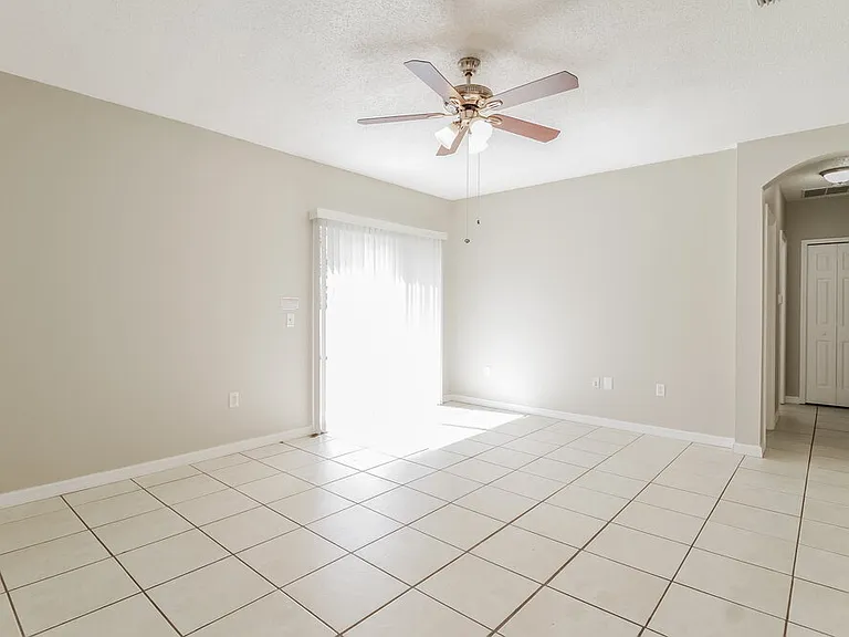 1005 Dudley Dr — Photo 3