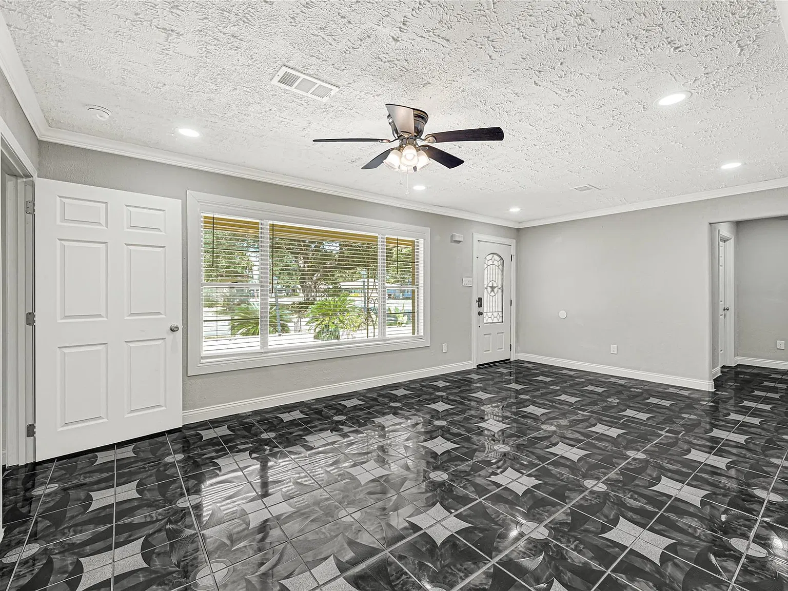 3 bed, 1.5 bath, 1882 sqft, $2,000 — Photo 4