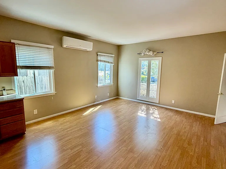 1033 Allen Ave #2 — Photo 2