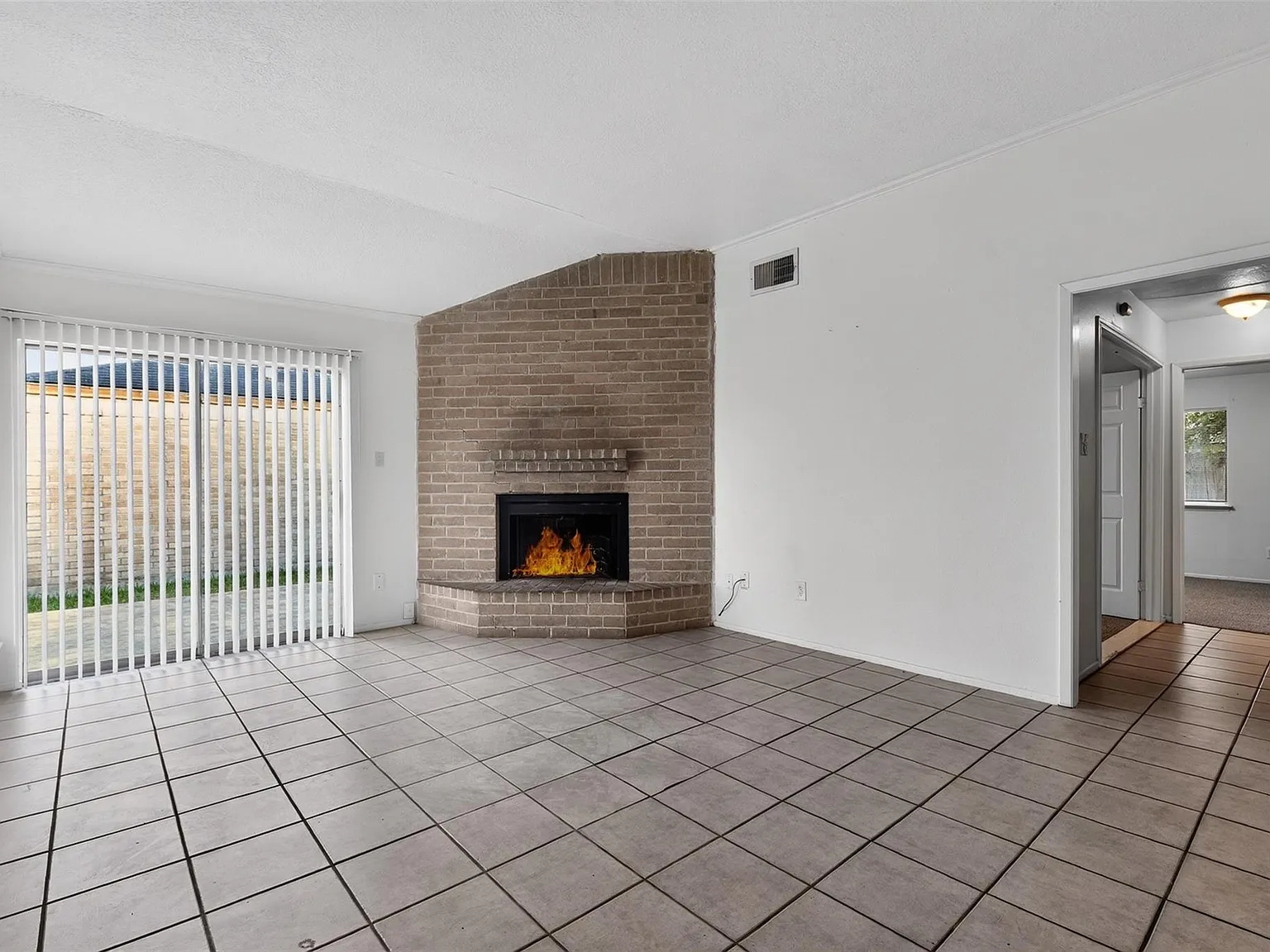 3 bed, 2.0 bath, 1388 sqft, $1,650 — Photo 3