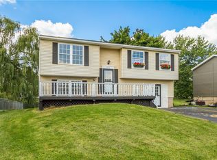 5732 Beanpole Cir, Farmington, NY 14425