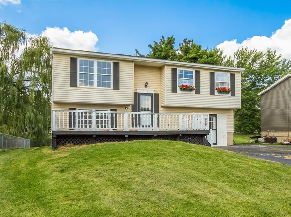 5732 Beanpole Cir, Farmington, NY 14425