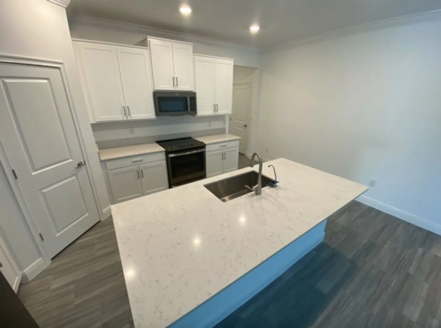 A must see 3 Beds/ 2 Bths Villa shows like a house. Modern Styling, Open Layout, Great Location a... — Photo 2