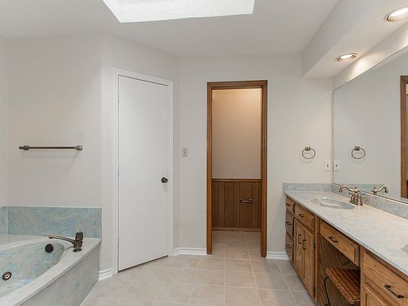 5th image of 807 Woodway Ln