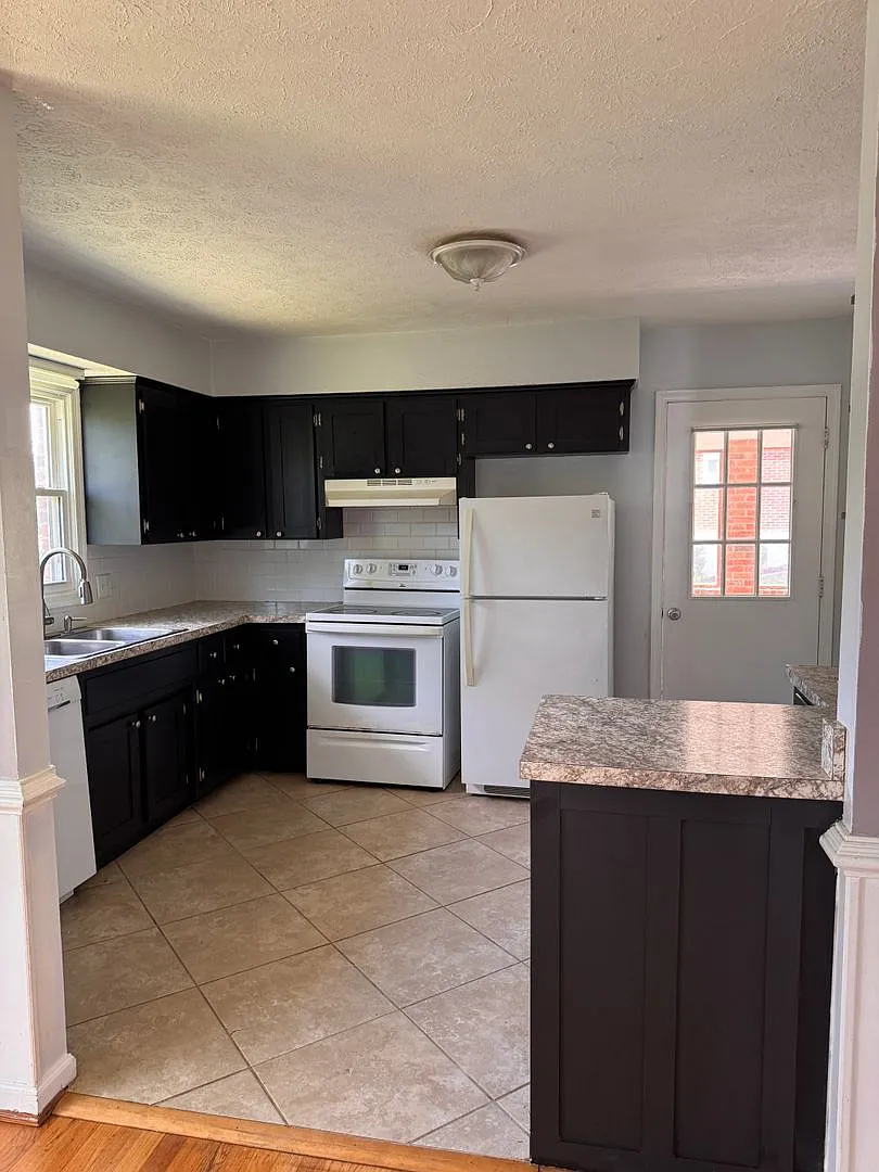 3 Bedroom || 3 Bathroom Home with Finished Basement — Photo 3