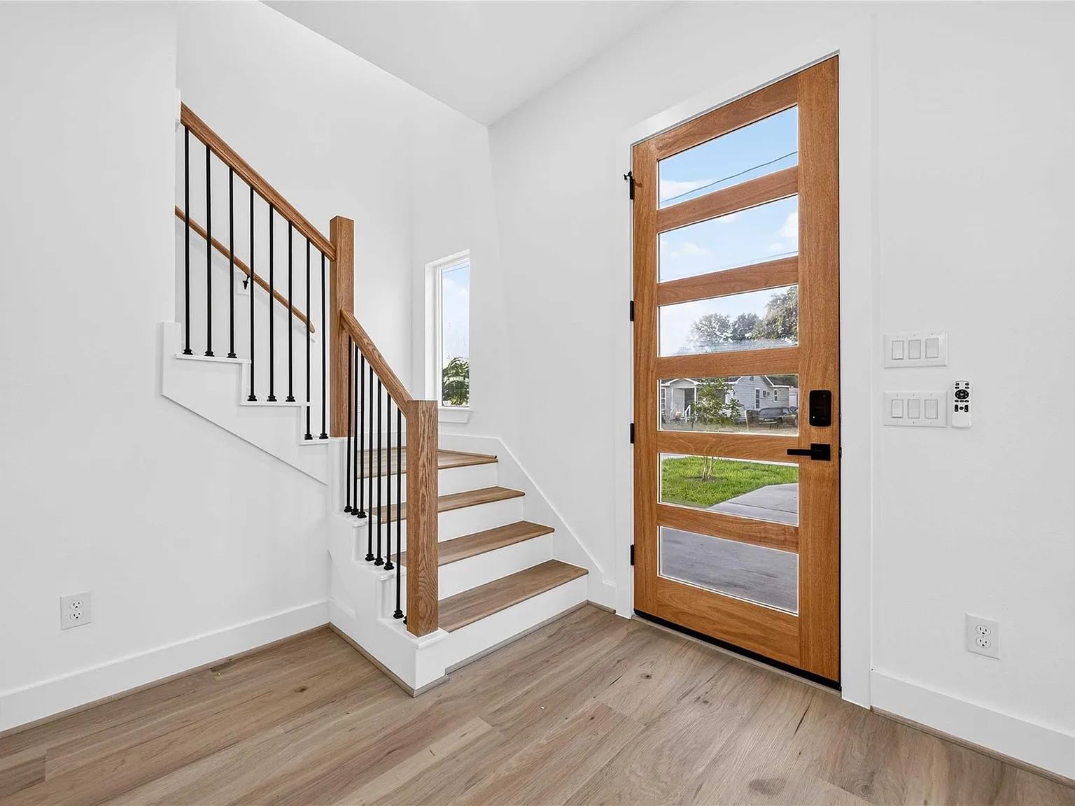 3 bed, 2.5 bath, 1300 sqft, $2,000 — Photo 3