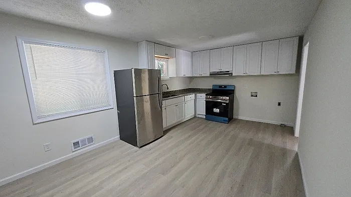 3 bed, 1.0 bath, 1080 sqft, $1,650 — Photo 3