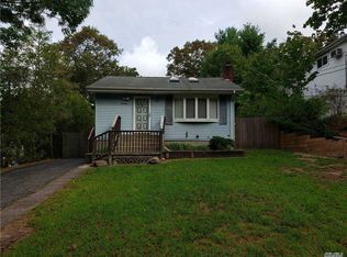 19 Belmont Dr, Shirley, NY 11967
