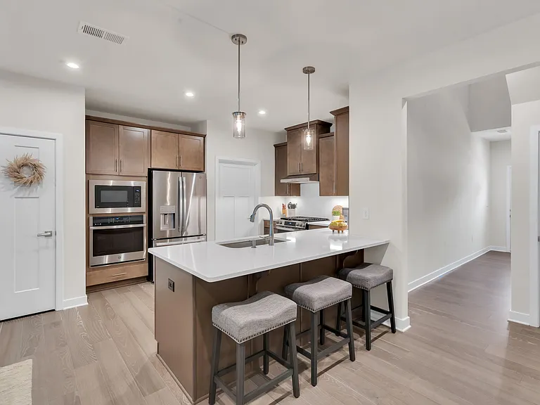 116 S Durham Dr — Photo 8