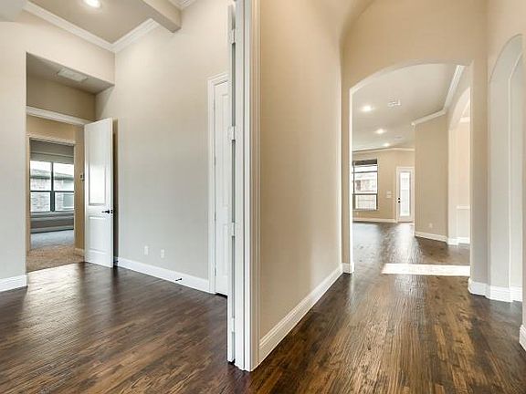 4th image of 104 Thoroughbred Dr