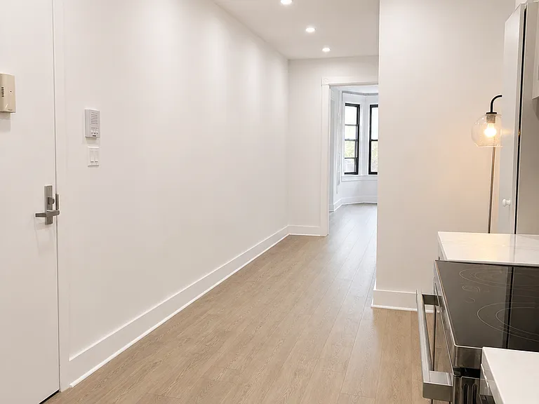 552 11th St #2L — Photo 3
