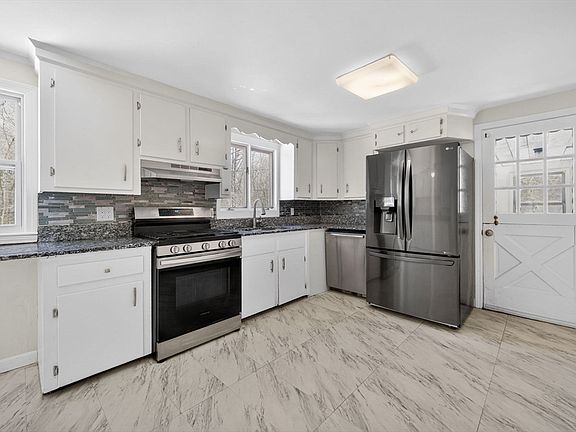 3rd image of 36 Allen Rd