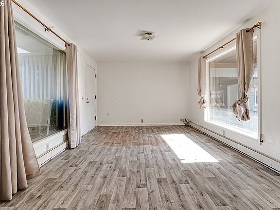 2nd image of 3031 Willamette St