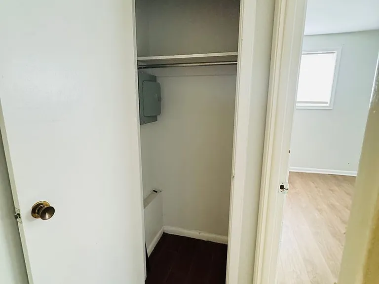Taylor Court Apartments — Photo 9