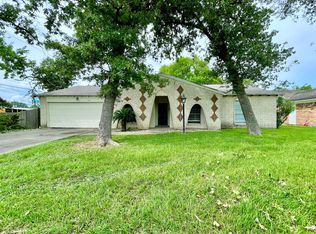 714 Inwood Dr, Baytown, TX 77521