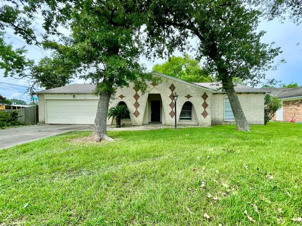 714 Inwood Dr, Baytown, TX 77521
