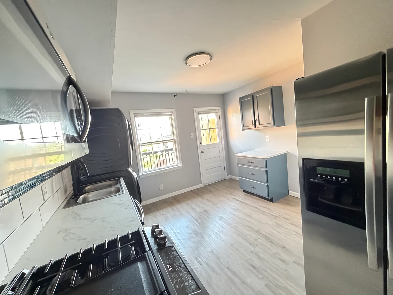 3 bed, 1100 sqft, $2,050 — Photo 3