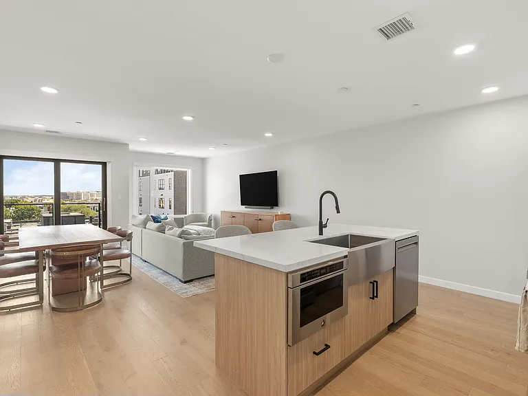 457 W Broadway #502 — Photo 5