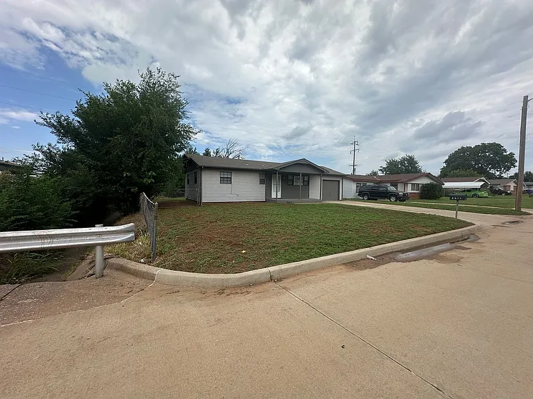 1705 Melody Dr — Photo 3