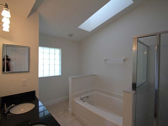 5th image of 844 Grovepark Dr