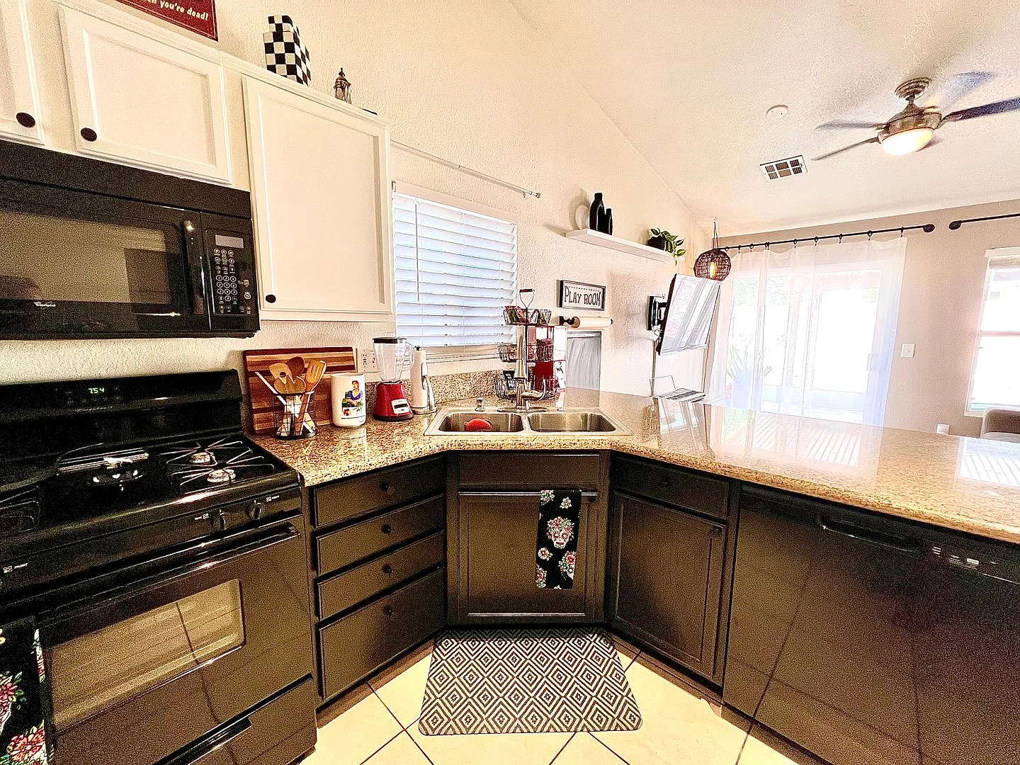 Stylish Serenity - 3 Bed/2 Bath Furnished Home With Rv/Boat Parking — Photo 2