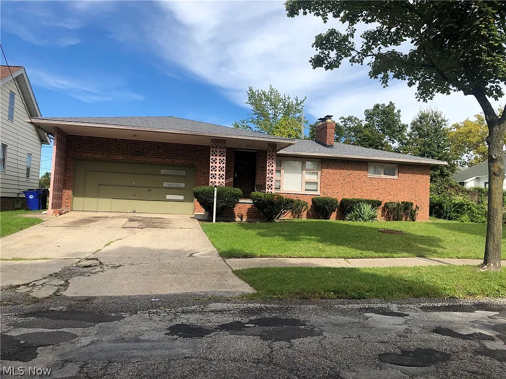 15001 Glendale Ave photo 1
